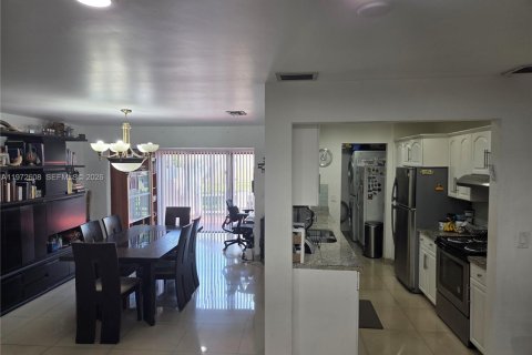 Touwnhouse à louer à Hollywood, Floride: 3 chambres, 176.51 m2 № 2042904 - photo 3