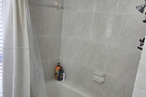 Touwnhouse à louer à Hollywood, Floride: 3 chambres, 176.51 m2 № 2042904 - photo 10