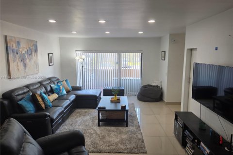 Touwnhouse à louer à Hollywood, Floride: 3 chambres, 176.51 m2 № 2042904 - photo 2