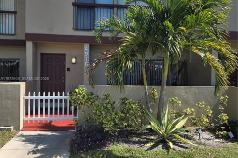 Touwnhouse à Hollywood, Floride 3 chambres, 176.51 m2 № 2042904