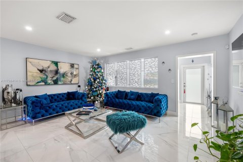 House in Hollywood, Florida 3 bedrooms, 157.93 sq.m. № 1492284 - photo 20