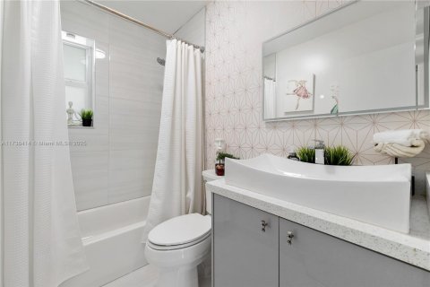 House in Hollywood, Florida 3 bedrooms, 157.93 sq.m. № 1492284 - photo 5