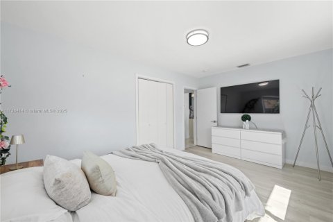 House in Hollywood, Florida 3 bedrooms, 157.93 sq.m. № 1492284 - photo 8