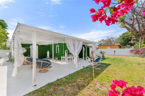 House in Hollywood, Florida 3 bedrooms, 157.93 sq.m. № 1492284 - photo 10