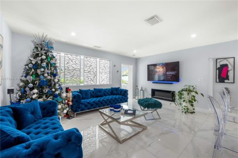 House in Hollywood, Florida 3 bedrooms, 157.93 sq.m. № 1492284 - photo 21