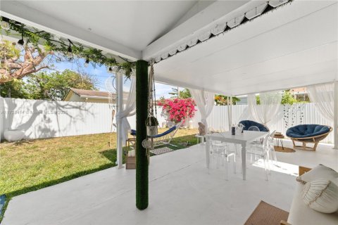 House in Hollywood, Florida 3 bedrooms, 157.93 sq.m. № 1492284 - photo 11