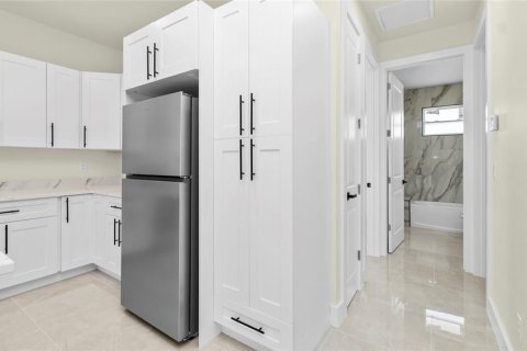 House in Punta Gorda, Florida 3 bedrooms, 146.88 sq.m. № 2113367 - photo 18