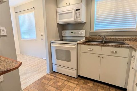 Condo in Bradenton, Florida, 1 bedroom № 2212726 - photo 9