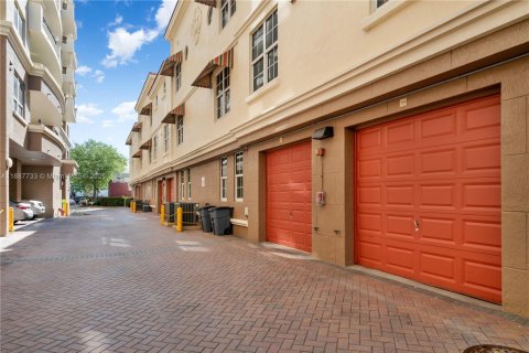 Touwnhouse à vendre à Miami, Floride: 2 chambres, 148.18 m2 № 1941902 - photo 18