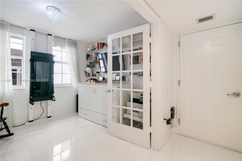 Touwnhouse à vendre à Miami, Floride: 2 chambres, 148.18 m2 № 1941902 - photo 9