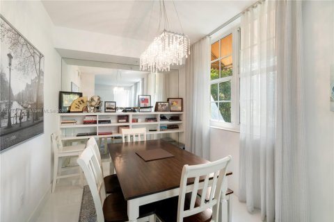 Touwnhouse à vendre à Miami, Floride: 2 chambres, 148.18 m2 № 1941902 - photo 7