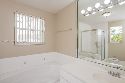 House in Miami, Florida 3 bedrooms, 233.28 sq.m. № 2083664 - photo 12