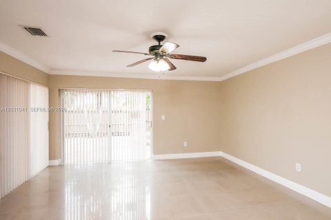 House in Miami, Florida 3 bedrooms, 233.28 sq.m. № 2083664 - photo 11