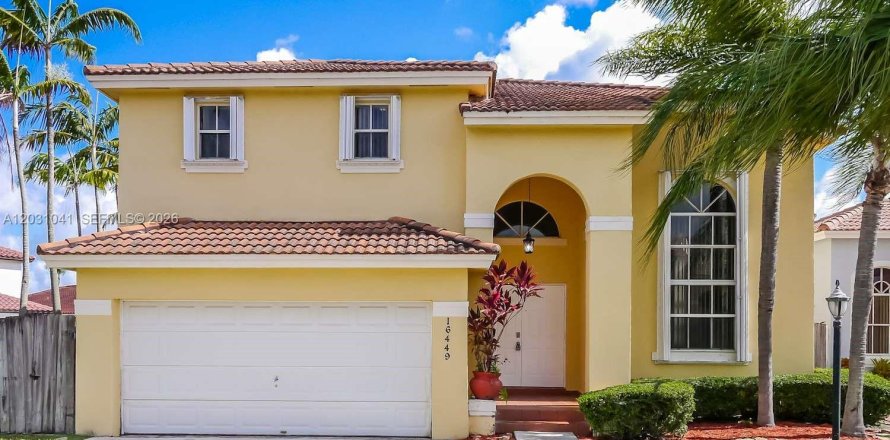 House in Miami, Florida 3 bedrooms, 233.28 sq.m. № 2083664