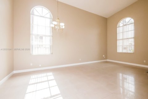 House in Miami, Florida 3 bedrooms, 233.28 sq.m. № 2083664 - photo 9