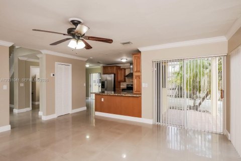 House in Miami, Florida 3 bedrooms, 233.28 sq.m. № 2083664 - photo 5