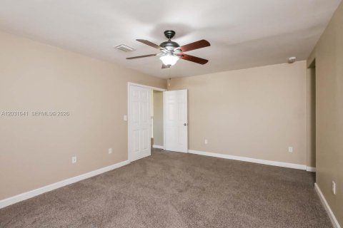 House in Miami, Florida 3 bedrooms, 233.28 sq.m. № 2083664 - photo 10