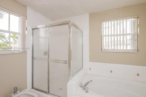 House in Miami, Florida 3 bedrooms, 233.28 sq.m. № 2083664 - photo 14