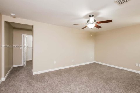 House in Miami, Florida 3 bedrooms, 233.28 sq.m. № 2083664 - photo 15