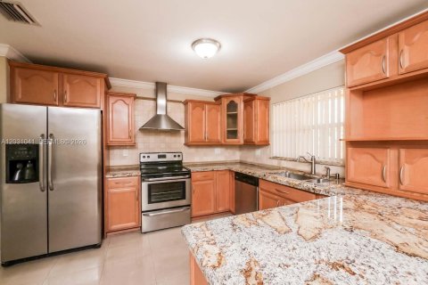 House in Miami, Florida 3 bedrooms, 233.28 sq.m. № 2083664 - photo 6