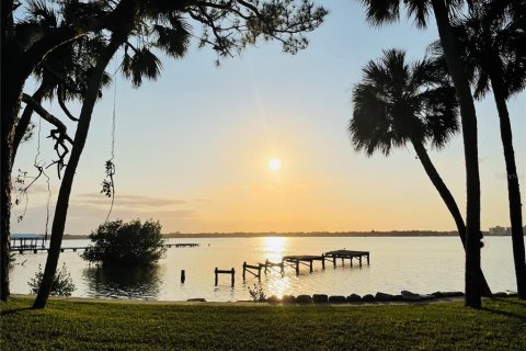 House in Merrit Island, Florida 4 bedrooms, 228.91 sq.m. № 1575310 - photo 1