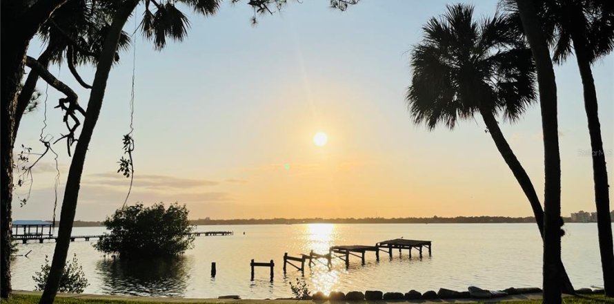 House in Merrit Island, Florida 4 bedrooms, 228.91 sq.m. № 1575310