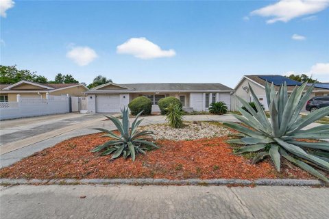 House in Port Richey, Florida 2 bedrooms, 146.14 sq.m. № 2308541