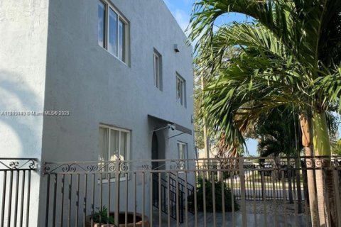 House in Miami, Florida 1 bedroom, 520.25 sq.m. № 1777739 - photo 3