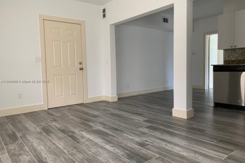 House in Miami, Florida 1 bedroom, 520.25 sq.m. № 1777739 - photo 8