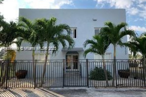 House in Miami, Florida 1 bedroom, 520.25 sq.m. № 1777739 - photo 1