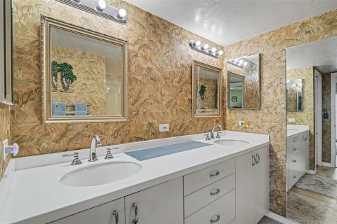 Condo in Daytona Beach Shores, Florida, 2 bedrooms № 2210726 - photo 21