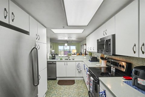 Condo in Daytona Beach Shores, Florida, 2 bedrooms № 2210726 - photo 14