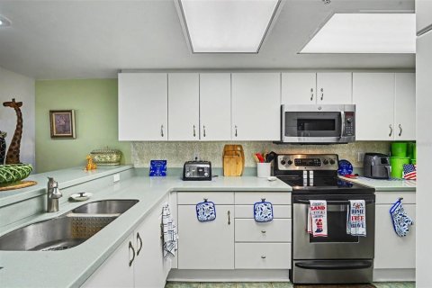 Condo in Daytona Beach Shores, Florida, 2 bedrooms № 2210726 - photo 13
