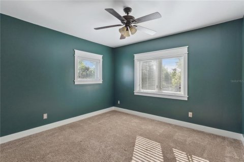 House in Tavares, Florida 4 bedrooms, 410.63 sq.m. № 2223553 - photo 18