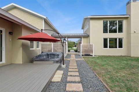 House in Tavares, Florida 4 bedrooms, 410.63 sq.m. № 2223553 - photo 25