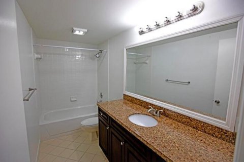 Adosado en alquiler en West Palm Beach, Florida, 2 dormitorios, 119.66 m2 № 1189677 - foto 1