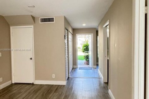 Condo in Sunrise, Florida, 1 bedroom  № 2069369 - photo 6