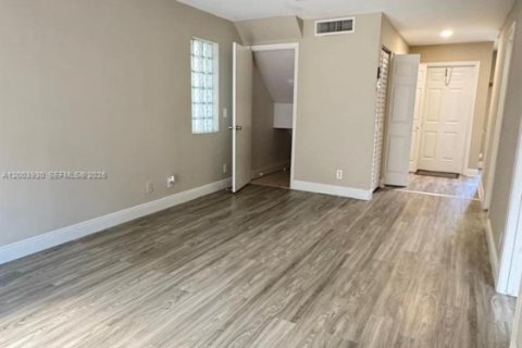 Condo in Sunrise, Florida, 1 bedroom  № 2069369 - photo 4