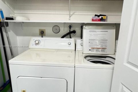 Condo in Sunrise, Florida, 1 bedroom  № 2069369 - photo 16