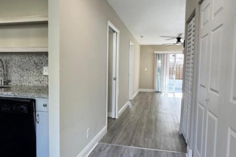 Condo in Sunrise, Florida, 1 bedroom  № 2069369 - photo 3