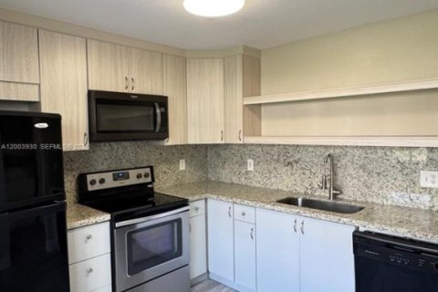 Condo in Sunrise, Florida, 1 bedroom  № 2069369 - photo 12