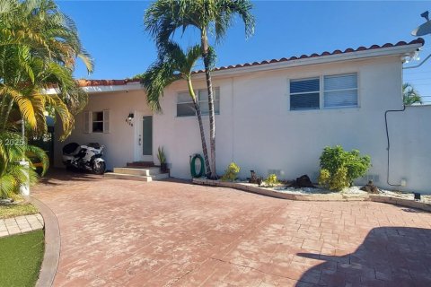 Villa ou maison à louer à Miami, Floride: 4 chambres, 156.54 m2 № 1975895 - photo 1