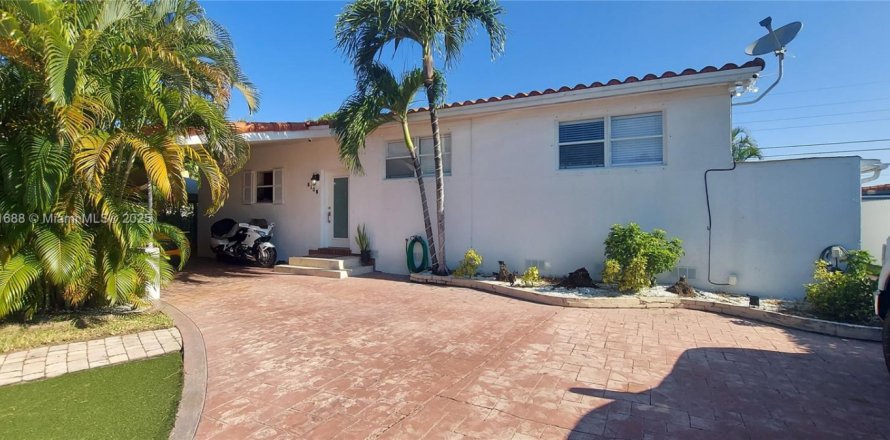 Villa ou maison à Miami, Floride 4 chambres, 156.54 m2 № 1975895