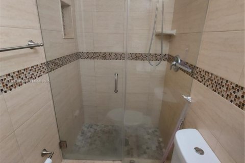 Villa ou maison à louer à Miami, Floride: 4 chambres, 156.54 m2 № 1975895 - photo 13