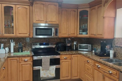 Villa ou maison à louer à Miami, Floride: 4 chambres, 156.54 m2 № 1975895 - photo 6