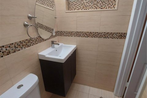 Villa ou maison à louer à Miami, Floride: 4 chambres, 156.54 m2 № 1975895 - photo 14