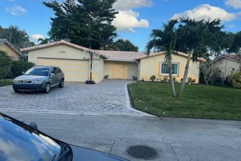 House in Coral Springs, Florida 4 bedrooms, 172.15 sq.m. № 1863815 - photo 1
