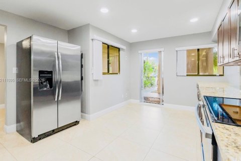 Condo in Plantation, Florida, 2 bedrooms  № 2428391 - photo 3