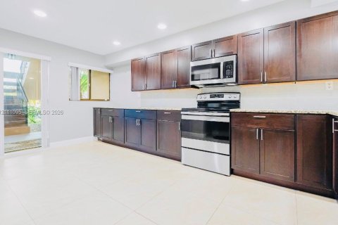 Condo in Plantation, Florida, 2 bedrooms  № 2428391 - photo 2