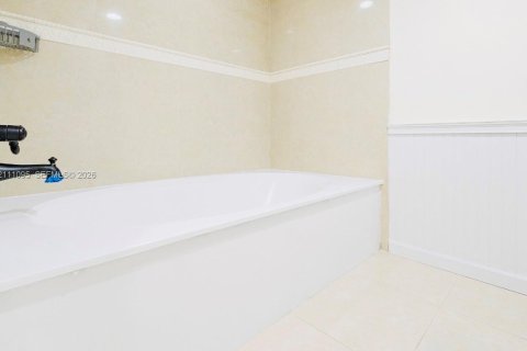 Condo in Plantation, Florida, 2 bedrooms  № 2428391 - photo 7